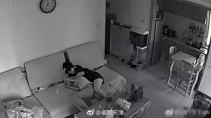 在家安了摄像头，结果拍到读小学儿子和同学的这一幕