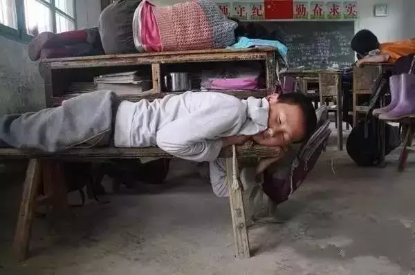 课桌和长凳上睡觉午休
