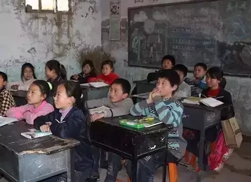 读书排排坐 ，个子矮的、学习好的坐前面，傻大个的坐后面