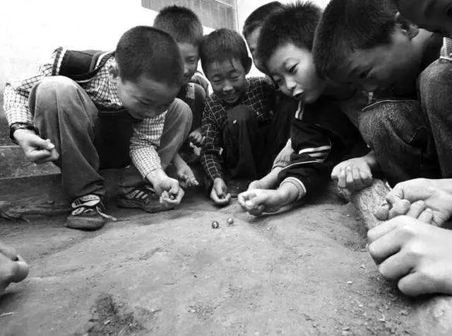 男同学弹起玻璃球